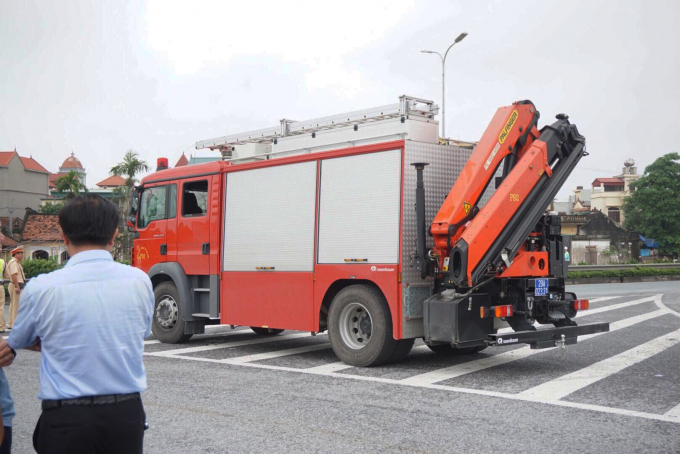 Chiếc xe cứu hoả được điều đến t&aacute;i hiện lại vụ tai nạn. Thời điểm n&agrave;y, dọc cao tốc đoạn qua địa b&agrave;n x&atilde; H&agrave; Hồi, huyện Thường T&iacute;n hướng về trung t&acirc;m H&agrave; Nội tạm thời được c&ocirc;ng an ph&acirc;n luồng đi v&agrave;o quốc lộ 1A cũ.