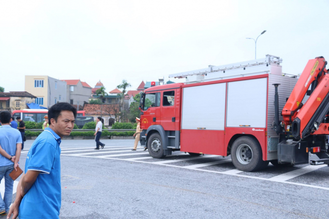 C&oacute; mặt tại buổi dựng lại hiện trường, anh Đỗ H&ugrave;ng Mạnh (38 tuổi, tr&uacute; Thanh H&oacute;a, t&agrave;i xế xe kh&aacute;ch trong vụ tai nạn) cho biết, anh rất lo lắng về kết quả buổi dựng lại hiện trường h&ocirc;m nay. Sau khi sự việc xảy ra anh đ&atilde; phải nghỉ ở nh&agrave; 2 th&aacute;ng. Gần 1 th&aacute;ng trở lại đ&acirc;y, anh đi l&agrave;m phụ xe lấy kinh tế nu&ocirc;i gia đ&igrave;nh.