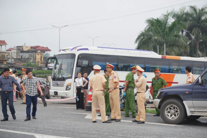 Lực lượng chứng năng c&oacute; mặt tại buổi dựng hiện trường vụ tai nạn.