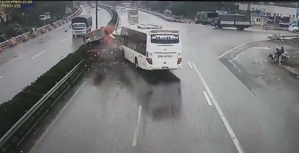 Hà Nội:  Dựng lại hiện trường vụ xe khách tông xe cứu hỏa trên cao tốc Pháp Vân