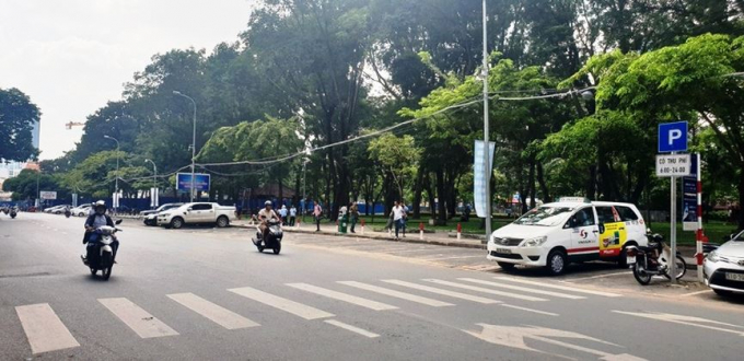 Theo quy định, c&aacute;c tuyến đường ở quận 1, 10 như L&ecirc; Lai, Phan Bội Ch&acirc;u, Phan Chu Chinh, Nguyễn Du, Huyền Tr&acirc;n C&ocirc;ng Ch&uacute;a&hellip; ph&iacute; tr&ocirc;ng &ocirc;t&ocirc; từ 9 trở xuống chỗ l&agrave; 50.000 đồng trong 2 giờ đầu, giờ thứ ba, thứ tư, mỗi giờ l&agrave; 30.000 đồng; từ giờ thứ năm trở đi, mỗi giờ 35.000 đồng. Nếu đỗ xe 8 tiếng/ng&agrave;y, mức ph&iacute; sẽ l&agrave; 250.000 đồng.