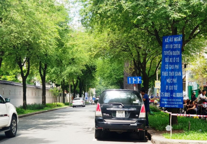 C&ograve;n 4 tuyến đường quận 5 gồm An Dương Vương, Tản Đ&agrave;, Trần B&igrave;nh Trọng, Phạm Hữu Ch&iacute;, mức ph&iacute; đỗ xe &ocirc;t&ocirc; đến 9 chỗ l&agrave; 50.000 đồng trong 2 giờ đầu, giờ thứ ba, thứ tư l&agrave; 25.000 đồng; giờ thứ năm trở đi mỗi giờ 30.000 đồng.