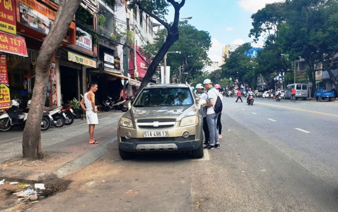 Theo ghi nhận của ph&oacute;ng vi&ecirc;n, ng&agrave;y đầu ti&ecirc;n thu ph&iacute; theo h&igrave;nh thức mới, gi&aacute; mới đ&atilde; vấp phải kh&ocirc;ng &iacute;t kh&oacute; khăn khi t&agrave;i xế kh&ocirc;ng biết c&aacute;ch thanh to&aacute;n tiền đỗ, nh&acirc;n vi&ecirc;n kh&ocirc;ng thu được tiền ph&iacute;.