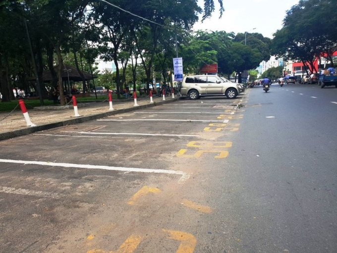 Nhiều tuyến đường đậu xe c&oacute; thu ph&iacute; vắng hoe khi t&agrave;i xế kh&ocirc;ng chịu được mức ph&iacute; qu&aacute; cao. Tr&ecirc;n đường L&ecirc; Lai, quận 1, ng&agrave;y thường đoạn đường n&agrave;y c&oacute; hơn 80 chỗ đỗ xe lu&ocirc;n lu&ocirc;n chật k&iacute;n phương tiện. Tuy nhi&ecirc;n, s&aacute;ng 1/8, b&atilde;i đỗ n&agrave;y vắng hoe, do t&agrave;i xế v&agrave;o rồi đi v&igrave; mức ph&iacute; qu&aacute; cao.