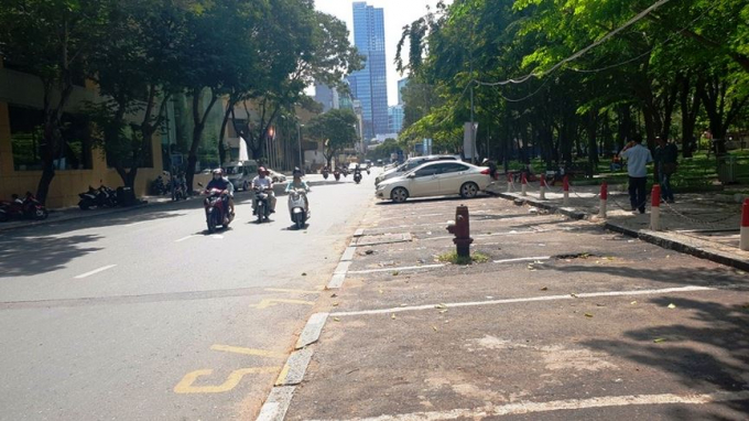 Đối với &ocirc;t&ocirc; từ 10-16 chỗ v&agrave; xe tải c&oacute; tổng tải trọng tr&ecirc;n 1,5 tấn đến dưới 2,5 tấn, mức ph&iacute; đỗ xe &ocirc;t&ocirc; tr&ecirc;n c&aacute;c tuyến đường tr&ecirc;n cao hơn 5.000 đồng mỗi giờ so với xe &ocirc;t&ocirc; dưới 9 chỗ.