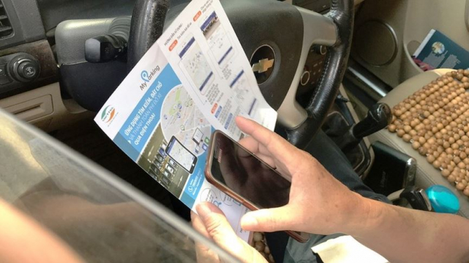 Theo quy định mới, t&agrave;i xế muốn đỗ xe tr&ecirc;n c&aacute;c tuyến đường n&agrave;y phải tải ứng dụng MyParking c&agrave;i đặt v&agrave;o điện thoại th&ocirc;ng minh hoặc thanh to&aacute;n qua thẻ nội địa, thẻ quốc tế hoặc nhắn tin đến tổng đ&agrave;i để trừ t&agrave;i khoảng điện thoại.