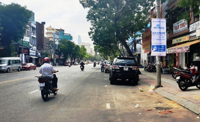 B&ecirc;n cạnh đ&oacute;, nhiều t&agrave;i xế kh&ocirc;ng sử dụng điện thoại th&ocirc;ng minh, kh&ocirc;ng r&agrave;nh c&ocirc;ng nghệ n&ecirc;n thanh to&aacute;n tiền qua ứng dụng cũng g&acirc;y bất tiện. &ldquo;Kh&ocirc;ng lẽ giờ t&ocirc;i phải mua một chiếc smartphone để trả tiền đậu xe?&rdquo;, một t&agrave;i xế n&oacute;i.