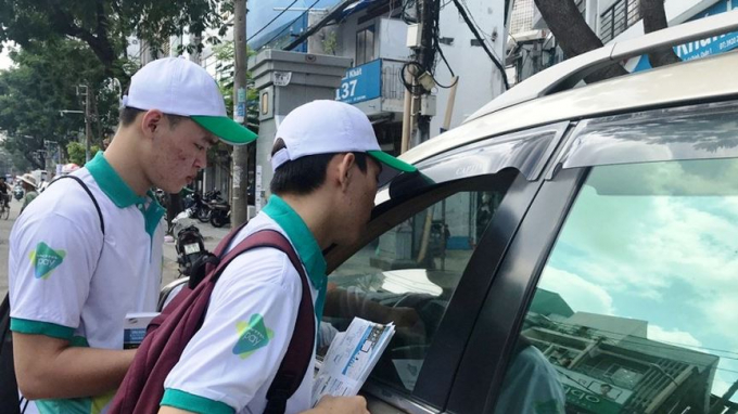 Theo c&aacute;c t&agrave;i xế, ph&iacute; đậu xe tăng l&ecirc;n qu&aacute; cao, thậm ch&iacute; cao hơn cả đậu trong c&aacute;c to&agrave; nh&agrave; cao tầng nhưng t&agrave;i sản tr&ecirc;n xe lại kh&ocirc;ng được bảo vệ, khi mất t&agrave;i xế, chủ xe vẫn phải tự chịu l&agrave; kh&ocirc;ng hợp l&yacute;.