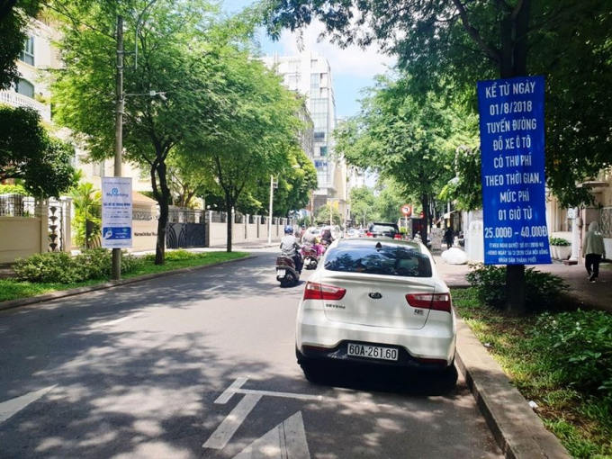 Ngo&agrave;i ra, nhiều t&agrave;i xế cho rằng ph&iacute; qu&aacute; cao v&igrave; c&oacute; những người chỉ v&agrave;o đậu khoảng 10 ph&uacute;t rồi đi, sau đ&oacute; quay lại đậu tiếp vẫn bị t&iacute;nh tiền lần 2 chứ kh&ocirc;ng được cộng dồn thời gian....