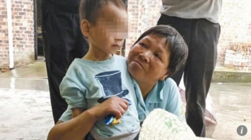 Cậu bé 3 tuổi may mắn sống sót bên thi thể ông nội suốt 5 ngày