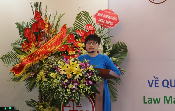 PGS.TS Nguyễn Thị Quế Anh-Chủ nhiệm khoa Luật ĐHQG H&agrave; Nội ph&aacute;t biểu tại buổi lễ c&ocirc;ng bố.