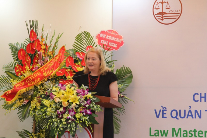 &nbsp;B&agrave; Cait Moran, Đại sự đặc mệnh to&agrave;n quyền Cộng h&ograve;a Ai-Len tại Việt Nam ph&aacute;t biểu tại buổi Lễ c&ocirc;ng bố.