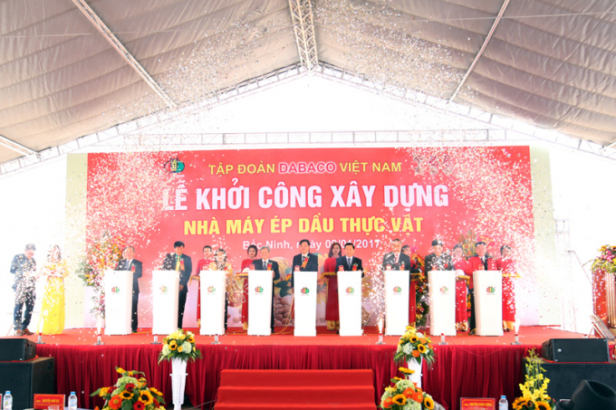 C&aacute;c đại biểu đồng loạt bấm n&uacute;t khởi c&ocirc;ng x&acirc;y dựng nh&agrave; m&aacute;y &eacute;p dầu thực vật của Tập đo&agrave;n Dabaco Việt Nam. Ảnh Dabaco.