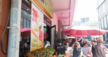Xếp hàng chờ tới lượt mua sầu riêng ăn trả hạt ở TP HCM