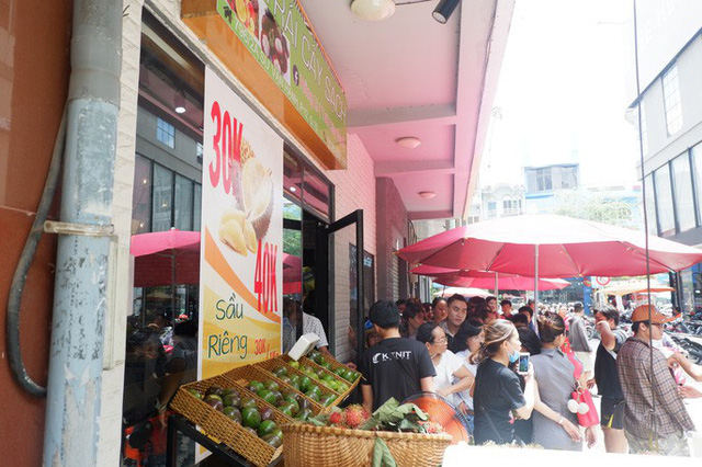 Cửa h&agrave;ng đầu ti&ecirc;n b&aacute;n sầu ri&ecirc;ng trả hạt ở TP HCM.