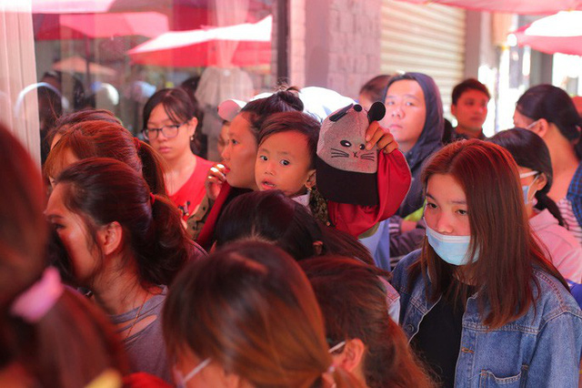 Xếp h&agrave;ng chờ tới lượt mua sầu ri&ecirc;ng ăn trả hạt ở TP HCM