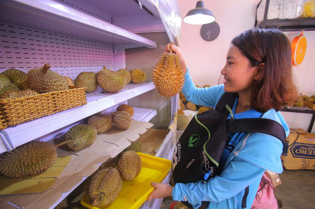 Xếp h&agrave;ng chờ tới lượt mua sầu ri&ecirc;ng ăn trả hạt ở TP HCM