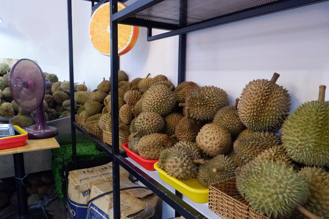 Xếp h&agrave;ng chờ tới lượt mua sầu ri&ecirc;ng ăn trả hạt ở TP HCM