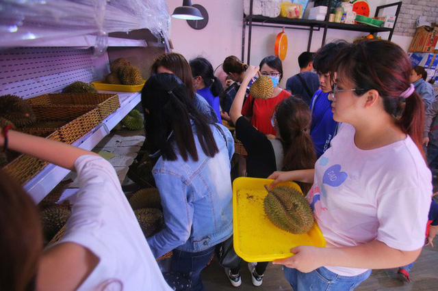 Xếp h&agrave;ng chờ tới lượt mua sầu ri&ecirc;ng ăn trả hạt ở TP HCM