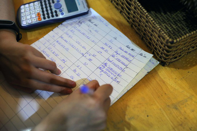 Xếp h&agrave;ng chờ tới lượt mua sầu ri&ecirc;ng ăn trả hạt ở TP HCM