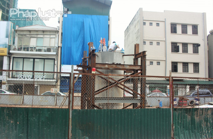 Mỗi nhịp n&agrave;y được tổ hợp từ nhiều đốt dầm nhỏ; mỗi đốt d&agrave;i khoảng 13m, nặng 40 tấn