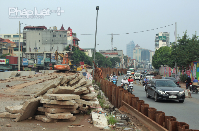 Sau hơn 8 th&aacute;ng thi c&ocirc;ng, c&ocirc;ng tr&igrave;nh hiện vẫn c&ograve;n kh&aacute; nhiều hạng mục chưa ho&agrave;n thiện