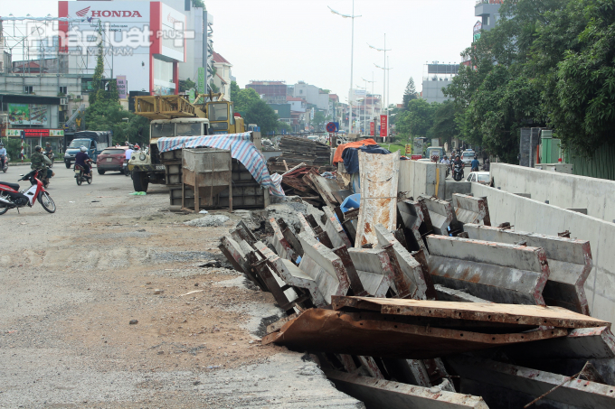 Vật liệu x&acirc;y dựng xếp la liệt tr&ecirc;n mặt đường, g&acirc;y nguy hiểm cho người đi đường
