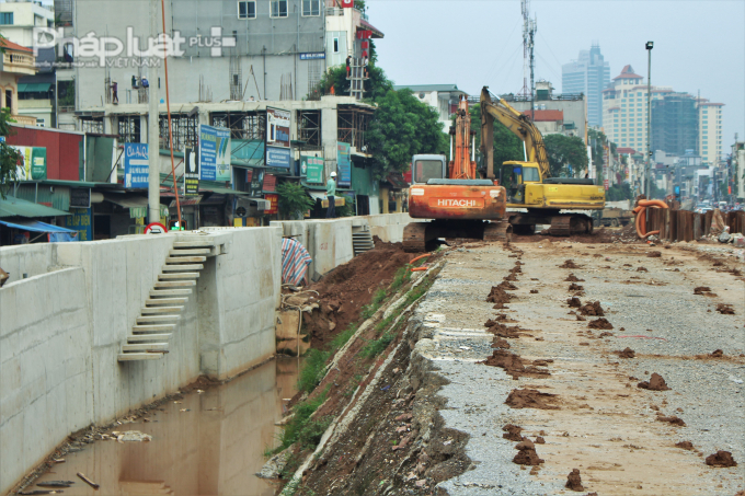 C&aacute;c c&ocirc;ng nh&acirc;n vẫn đang khẩn trương l&agrave;m việc để kịp tiến độ kế hoạch