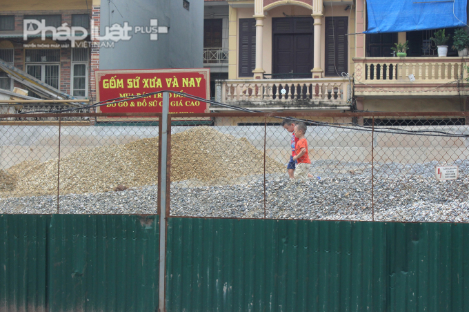 Nhiều khu vực chưa được thi c&ocirc;ng tới bị biến th&agrave;nh khu vực vui chơi của trẻ em, tiềm ẩn nhiều nguy hiểm