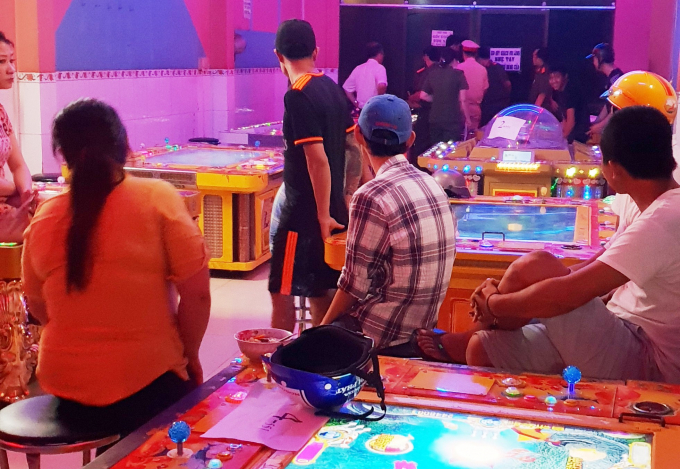 C&aacute;c đối tượng tham gia chơi game bị cơ quan chức năng kiểm tra.