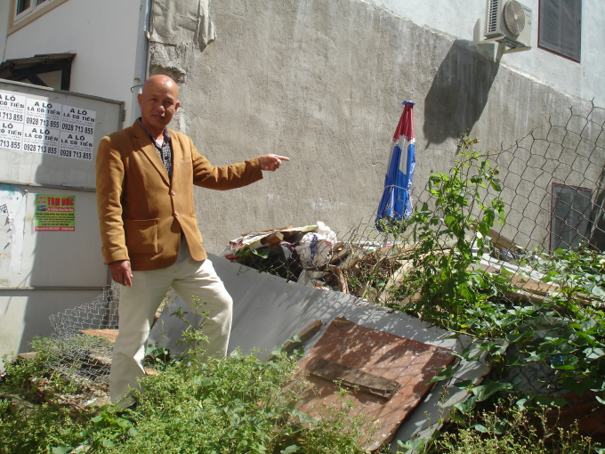 &Ocirc;ng Thanh trước mảnh đất đ&atilde; mua của b&agrave; Li&ecirc;n.