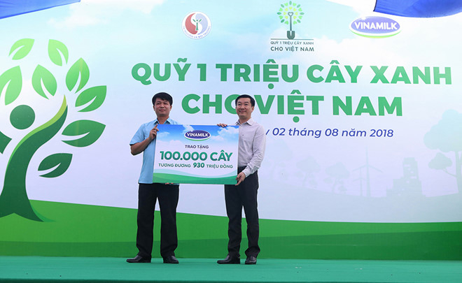 &Ocirc;ng Đỗ Thanh Tuấn - Gi&aacute;m đốc Đối Ngoại Vinamilk trao bảng tượng trưng tặng 100.000 c&acirc;y cho &ocirc;ng N&ocirc;ng Quang Nhất - Gi&aacute;m đốc Sở N&ocirc;ng nghiệp - Ph&aacute;t triển n&ocirc;ng th&ocirc;n tỉnh Bắc Kạn.