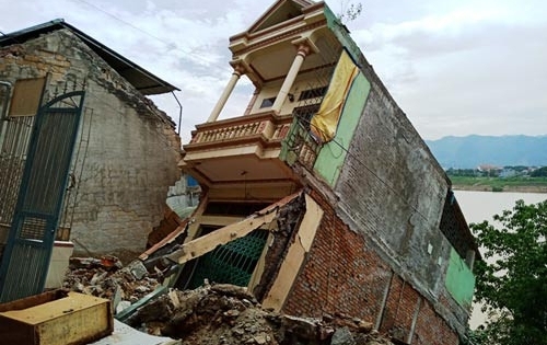 Nhiều hộ dân có nguy cơ mất nhà vì sạt lở