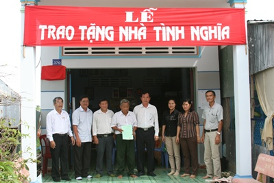 Agribank trao tặng nh&agrave; t&igrave;nh nghĩa cho hộ gia đ&igrave;nh c&oacute; c&ocirc;ng với c&aacute;ch mạng tỉnh Ki&ecirc;n Giang&nbsp;