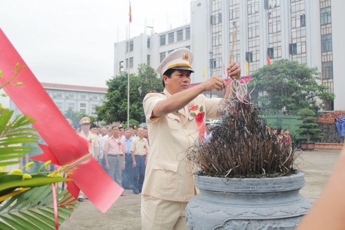 Đồng ch&iacute; Đại t&aacute; Đinh Tiến Qu&acirc;n, Ủy vi&ecirc;n Ban Thường vụ Tỉnh ủy, B&iacute; thư Đảng ủy, Gi&aacute;m đốc C&ocirc;ng an tỉnh L&agrave;o Cai chủ tr&igrave; buổi gặp mặt kỷ niệm.&nbsp;