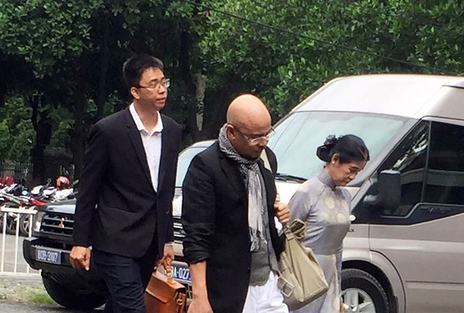 &Ocirc;ng Đặng L&ecirc; Nguy&ecirc;n Vũ c&ugrave;ng luật sư đến t&ograve;a s&aacute;ng nay 3/8.