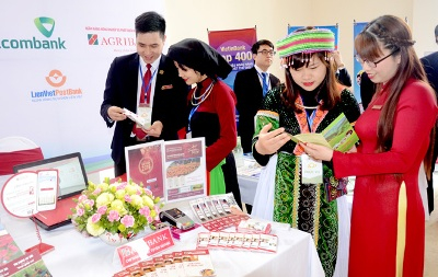 C&aacute;n bộ Agribank giới thiệu sản phẩm dịch vụ đến kh&aacute;ch h&agrave;ng