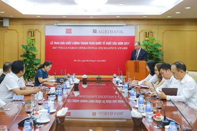 &nbsp;&Ocirc;ng Charles Kohler - &nbsp;Đại diện ng&acirc;n h&agrave;ng Wells Fargo ph&aacute;t biểu tại Lễ trao giải