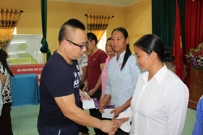 &Ocirc;ng Đặng Vũ Ho&agrave;i, Trưởng ban bạn đọc của B&aacute;o Ph&aacute;p luật Việt Nam trao qu&agrave; tận tay cho c&aacute;c hộ d&acirc;n tại x&atilde; Thạch Kiệt.