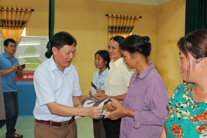 &Ocirc;ng B&ugrave;i Tiến Bắc, Ph&oacute; chủ tịch UBND huyện T&acirc;n Sơn tham gia tặng qu&agrave; cung đo&agrave;n thiện nguyện cho người d&acirc;n x&atilde; Kiệt Sơn.