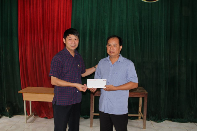 Chủ tịch CLB FC B&aacute;o ch&iacute; Ph&uacute; Thọ tại H&agrave; Nội trao suất qu&agrave; trị gi&aacute; 10.000.000 đồng cho hiệu trưởng trường tiểu học Thục Luyện để khắc phục những kh&oacute; khăn trước thềm năm học mới.