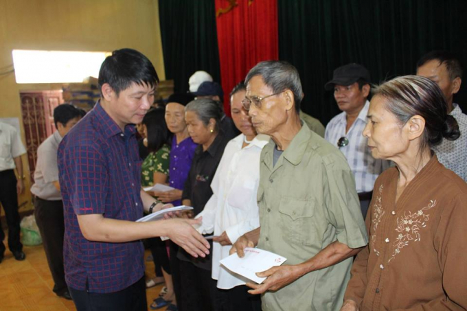 &Ocirc;ng Nguy&ecirc;n Thanh Hải, Chủ tịch CLB FC B&aacute;o ch&iacute; Ph&uacute; Thọ tại H&agrave; Nội trao qu&agrave; cho c&aacute;c hộ d&acirc;n bị ảnh hưởng bởi cơn b&atilde;o số 3 tại x&atilde; Sơn H&ugrave;ng, huyện Thanh Sơn.