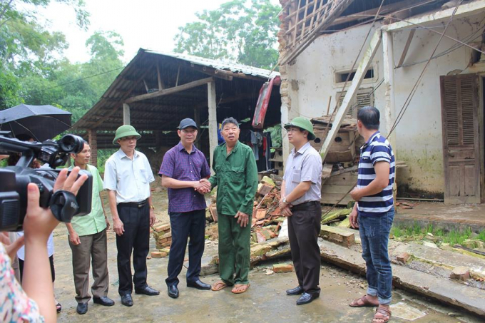 FC B&aacute;o ch&iacute; Ph&uacute; Thọ đến tận nh&agrave; thăm v&agrave; trao qu&agrave; động vi&ecirc;n hộ gia đ&igrave;nh bị sập nh&agrave; tại x&atilde; Sơn H&ugrave;ng.