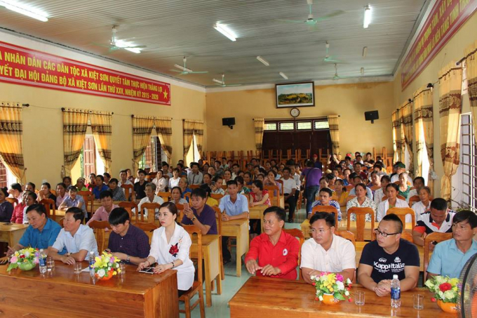 Đ&ocirc;ng đảo b&agrave; con của&nbsp;x&atilde; Kiệt Sơn, x&atilde; Lại Đồng, x&atilde; Đồng Sơn thuộc huyện T&acirc;n Sơn đến nhận những m&oacute;n qu&agrave; của đo&agrave;n thiện nguyện.