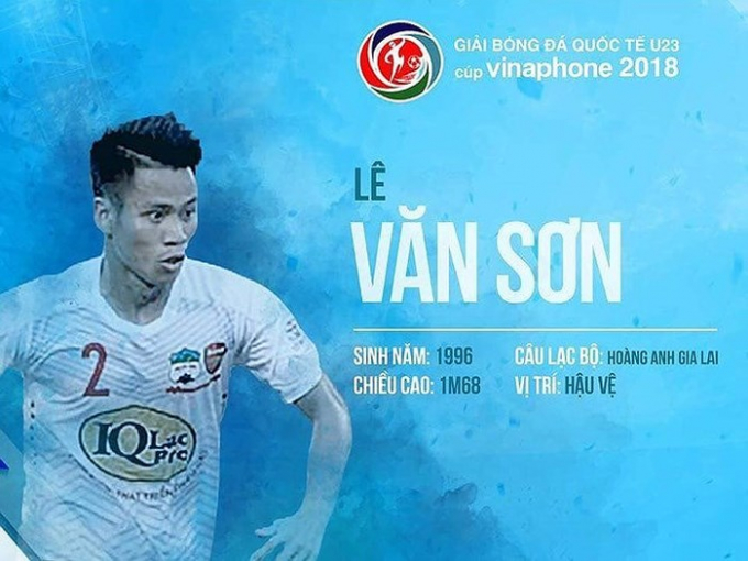 Hậu vệ phải: Văn Sơn