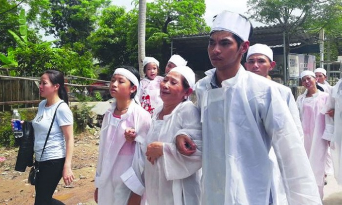 D&ograve;ng người nối d&agrave;i đưa tiễn những nạn nh&acirc;n xấu số.