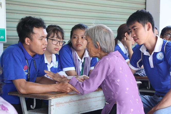 Bạn trẻ tận t&igrave;nh hướng dẫn, chia sẻ những th&ocirc;ng tin y khoa thiết thực, cụ thể với người cao tuổi