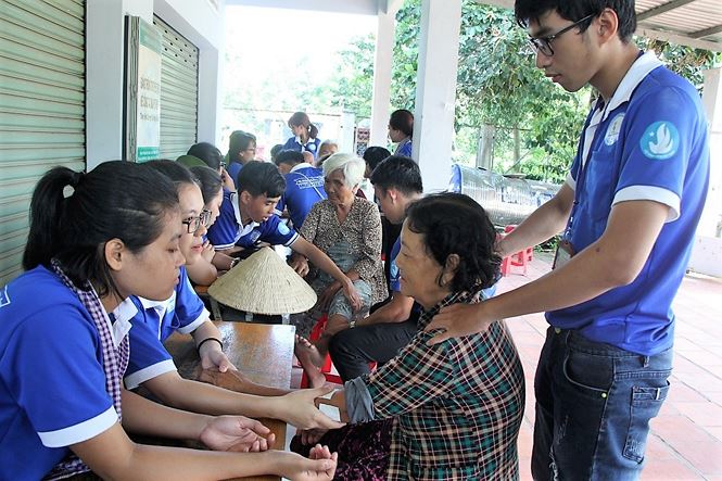 X&uacute;c động sinh vi&ecirc;n trường Y chăm s&oacute;c sức khỏe cho người cao tuổi