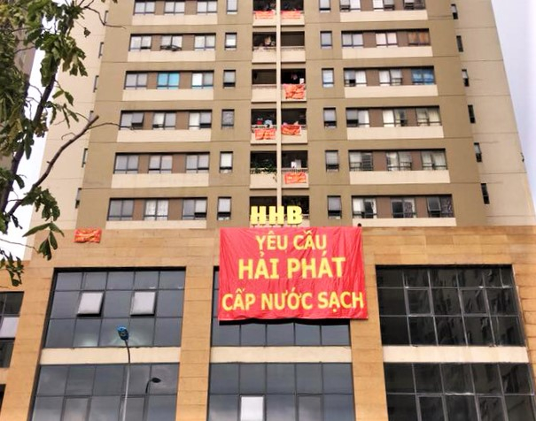 Người d&acirc;n&nbsp;khu đ&ocirc; thị mới T&acirc;n T&acirc;y Đ&ocirc; treo băng r&ocirc;ny&ecirc;u cầu chủ đầu tư l&agrave; C&ocirc;ng ty Cổ phần Đầu tư Hải Ph&aacute;t giải quyết vấn đề cung cấp nước sạch cho cư d&acirc;n.