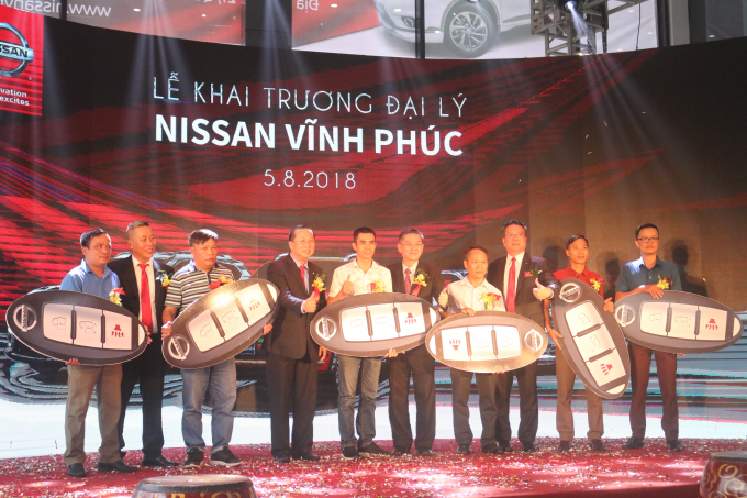 Đại diện Nissan Vĩnh Ph&uacute;c trao những chiếc ch&igrave;a kh&oacute;a xe cho những kh&aacute;ch h&agrave;ng đầu ti&ecirc;n của đại l&yacute;.